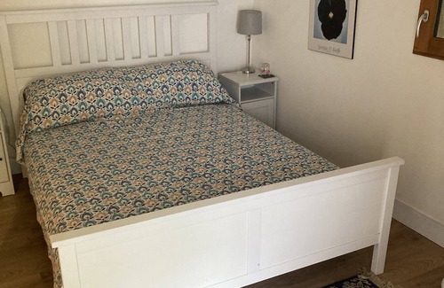 Varen Cama Y Desayuno | Located in a historic village, this room is ideal for seeing the region.