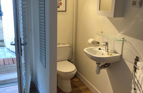 Varen Cama Y Desayuno | Located in a historic village, this room is ideal for seeing the region.
