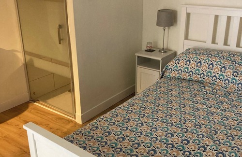Varen Cama Y Desayuno | Located in a historic village, this room is ideal for seeing the region.