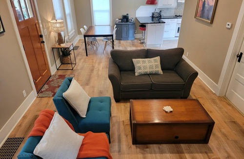 South Central Casa | Located in close proximity to Willamette University, 2 bedroom 2 bath.