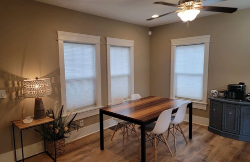 South Central Casa | Located in close proximity to Willamette University, 2 bedroom 2 bath.