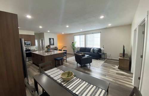 Evanston Apartamento | Located in Downtown Evanston, Walking distance to food, shops, and Train Depot.