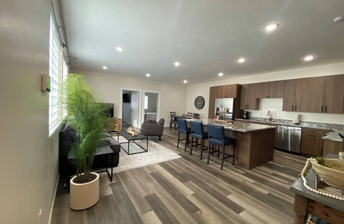 Evanston Apartamento | Located in Downtown Evanston, Walking distance to food, shops, and Train Depot.