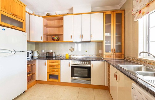 Guia Casa | Located in the beautiful village of Guia, this traditional villa offers a great place for relaxation