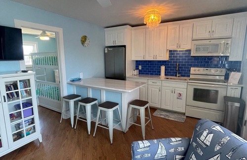 Stone Harbor Condominio | located in the heart of Stone Harbor just 3 blocks from downtown 96th Street shopping area and 1 1/2 blocks to the beach. The courtyard is furnished with outdoor table, chairs and umbrellas.