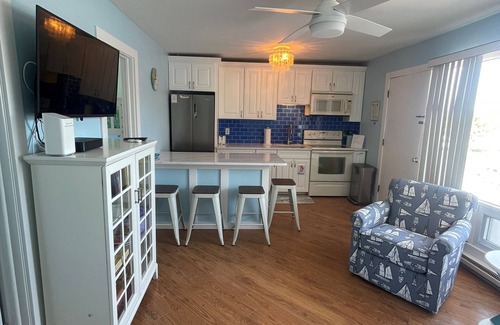 Stone Harbor Condominio | located in the heart of Stone Harbor just 3 blocks from downtown 96th Street shopping area and 1 1/2 blocks to the beach. The courtyard is furnished with outdoor table, chairs and umbrellas.