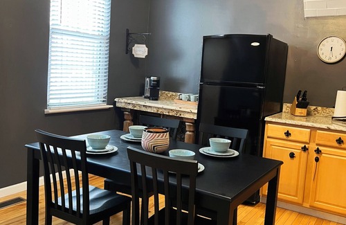 Soulard Apartamento | Located in the heart of Soulard, walking distance from many attractions.