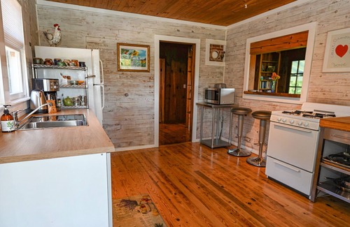 Brasstown Casa | Located in the Heart of Brasstown, walk to the John C Campbell Folk School and The Crown Restaurant