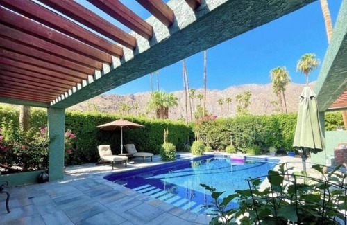 Vista Las Palmas Casa | Located in the iconic Old Las Palmas neighborhood of Palm Springs.
