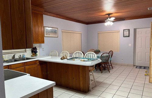 Lubbers Quarters Cay Apartamento | Located in the quiet neighborhood of Little Orchard in Marsh Harbour. 2bed 2bath