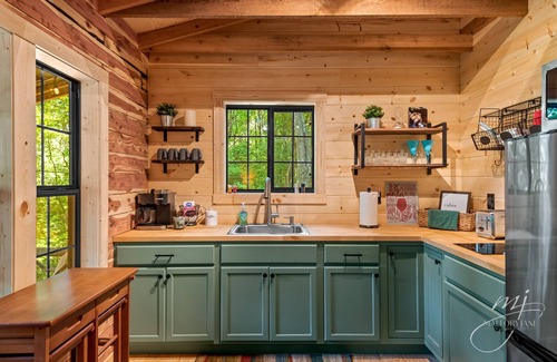 Eureka Springs Cabina | Located on a 10 acre wooded hillside