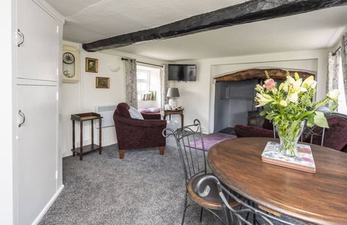 Holworth Apartamento | Located on Morton Common surrounded by glorious countryside and forest, Primrose Cottage is a quaint