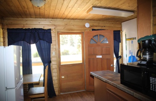Red River Cabina | Located on our Private Fishing Pond