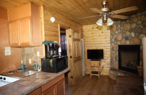Red River Cabina | Located on our Private Fishing Pond