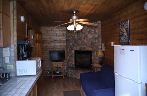 Red River Cabina | Located on our Private Fishing Pond