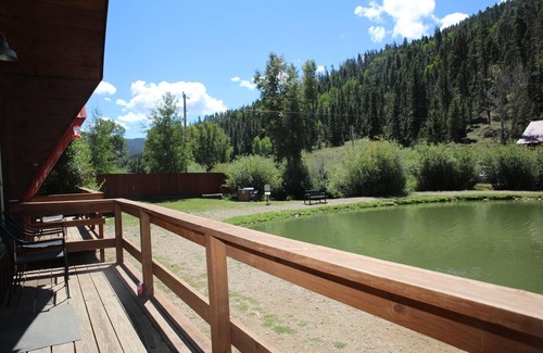 Red River Cabina | Located on our Private Fishing Pond