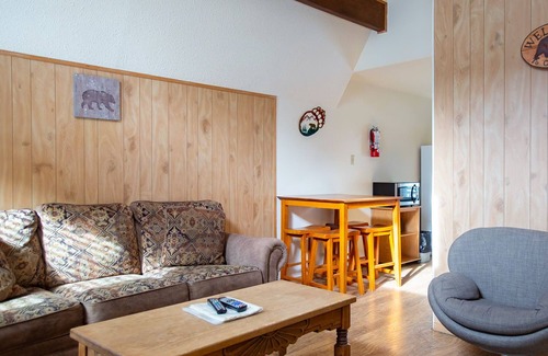 Red River Cabina | Located on the river, facing the Mountains