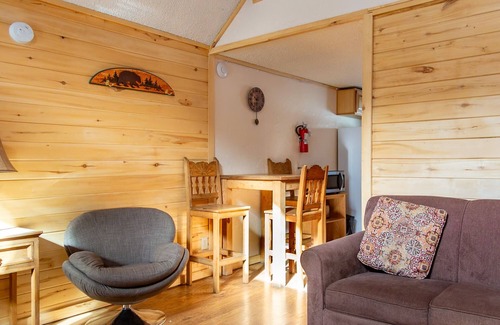Red River Cabina | Located on the river, facing the Mountains