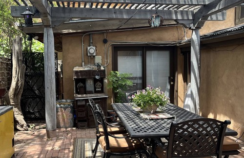 West Old Town Casa | Located within in Old Town Albuquerque Walking Distance to shops and museums