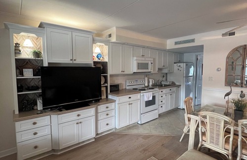 Admiral Estates Condominio | Location! 1/2 block to Cape May Beach! Pool, parking, grills, family friendly
