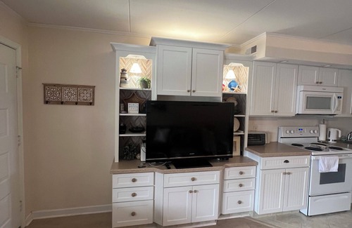 Admiral Estates Condominio | Location! 1/2 block to Cape May Beach! Pool, parking, grills, family friendly
