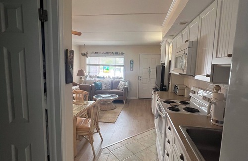 Admiral Estates Condominio | Location! 1/2 block to Cape May Beach! Pool, parking, grills, family friendly