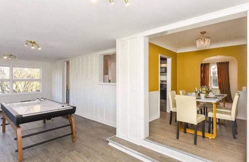 Ann Arbor Casa | ~Location~ 3 Min to UOFM: Cozy Retro Art Deco Home