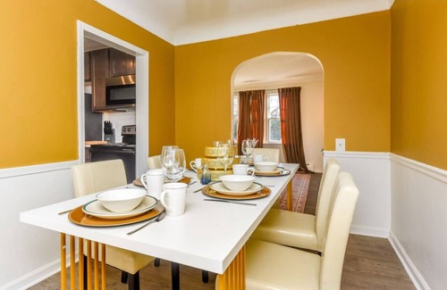 Ann Arbor Casa | ~Location~ 3 Min to UOFM: Cozy Retro Art Deco Home