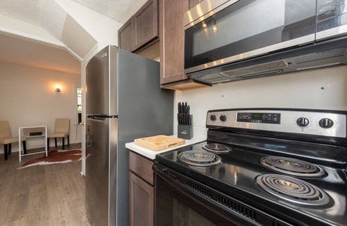 Ann Arbor Casa | ~Location~ 3 Min to UOFM: Cozy Retro Art Deco Home