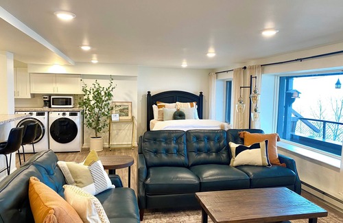 East Hillside Apartamento | Location and panoramic lake views will make for an unforgettable experience.