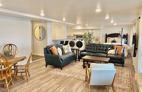 East Hillside Apartamento | Location and panoramic lake views will make for an unforgettable experience.