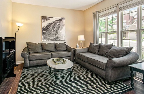 Notre Dame Casa | Location! Beautiful Townhome- Only 2 blocks to Notre Dame-sleep 10