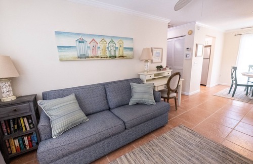 Ilexhurst Condominio | LOCATION!! Cabana just steps from the beach!