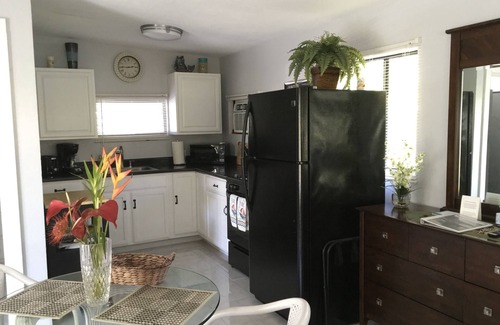 Keaukaha Apartamento | Ubicación, ubicación, hermoso AC Beach Studio en Hilo; Pocos pasos de Beach Cove