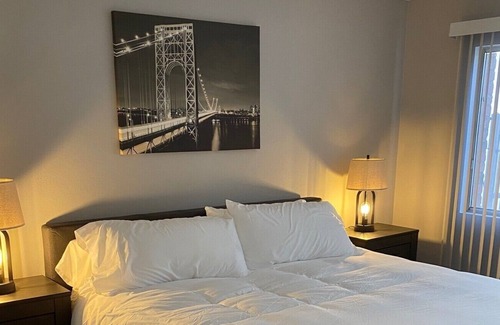 Fashion Square Condominio | LOCATION! LOCATION! Ground level! Steps away from Fashion Square Mall & Old Town