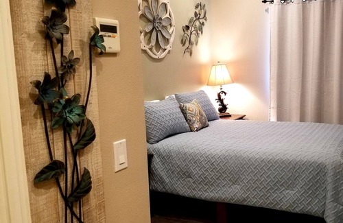 Palm Desert Casa | Ubicación, Ubicación, Ubicación: Hermosa, Limpia, Casita Privada con Patio
