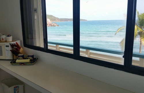 Bolongo Bay Condominio | ¡Ubicación, ubicación, ubicación! 2HAB / 2BA, espectaculares vistas al mar ya la piscina