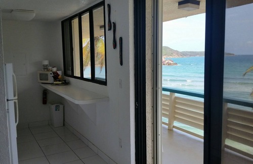 Bolongo Bay Condominio | ¡Ubicación, ubicación, ubicación! 2HAB / 2BA, espectaculares vistas al mar ya la piscina