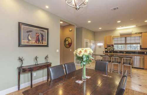 Central East Austin Casa | La mejor ubicación en Austin! Gran casa, capacidad para 10, 4 camas / 5Bath, enorme balcón con