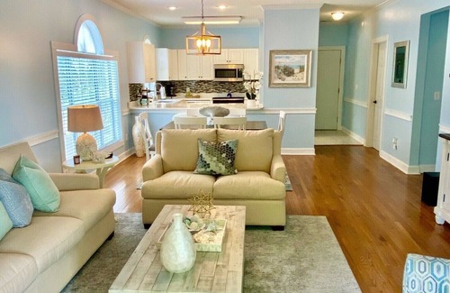 Central Myrtle Beach Condominio | Location, Location.. On the Course & a 5 minute ride to the BEACH!