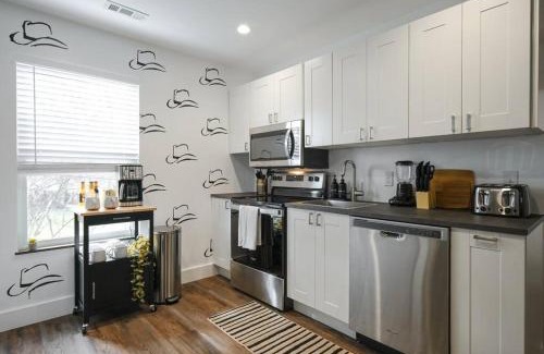 Hope Gardens Casa | Location Matters - Parking - Entertainment