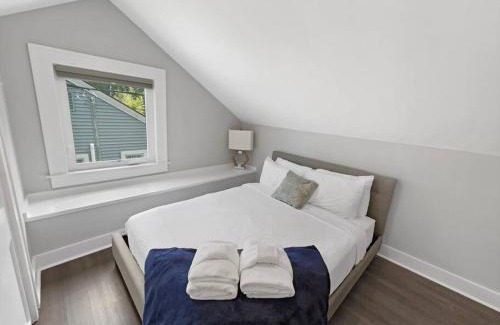 Riverland Terrace Casa | Location! Minutes to Downtown and Folly Beach