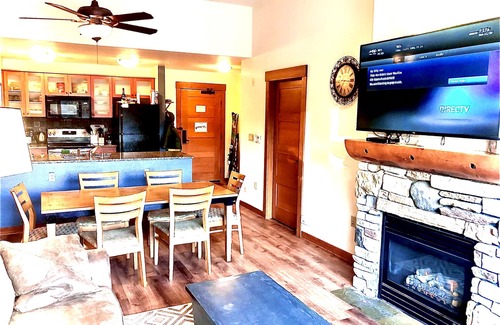 Mammoth Lakes Complejo | ¡Ubicación! Camine hasta la góndola y disfrute de fabulosas comodidades, restaurantes y tiendas