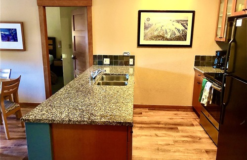 Mammoth Lakes Complejo | ¡Ubicación! Camine hasta la góndola y disfrute de fabulosas comodidades, restaurantes y tiendas