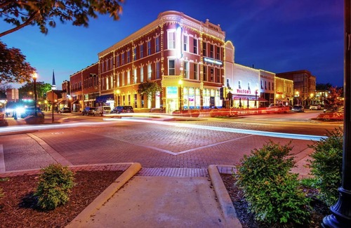 Bentonville Casa | Location! Slaughter Pen Trail, Museums, Walmart. King Bed too!