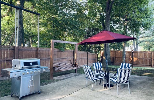 Bentonville Casa | Location! Slaughter Pen Trail, Museums, Walmart. King Bed too!