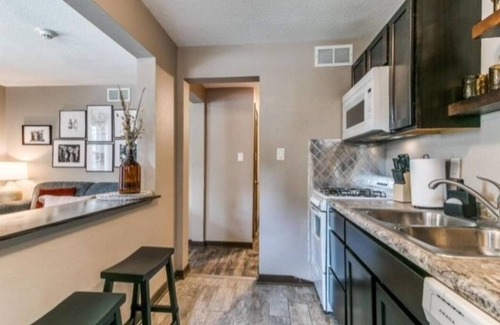 Des Moines Condominio | Location! This 2BR is Located perfectly 5 min from downtown and Ingersoll Ave.