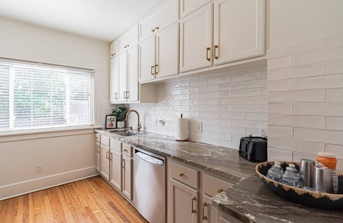 Dundee-Happy Hollow Historic District Casa | ☕️LOCATION- Walk to ☕️ and dinner in historic Dundee! Very close to UNMC🏥!
