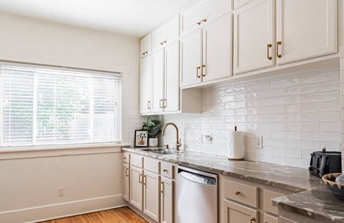 Dundee-Happy Hollow Historic District Casa | ☕️LOCATION- Walk to ☕️ and dinner in historic Dundee! Very close to UNMC🏥!
