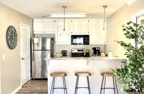 Auburn Condominio | LOCATION! | Walk to Stadium and Toomer’s | Cozy 4BR Condo in the Heart of Auburn